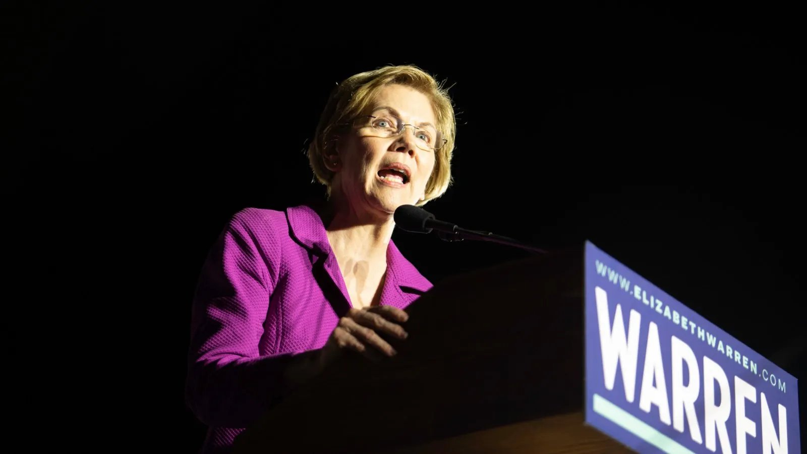 Warren Urges Treasury to Rein In Risks From Trump-Backed Stablecoin Law