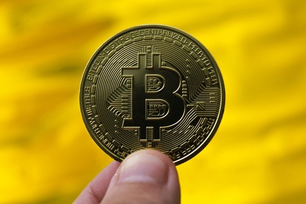 Bitcoin Surges Past $90K on Improved Risk Sentiment