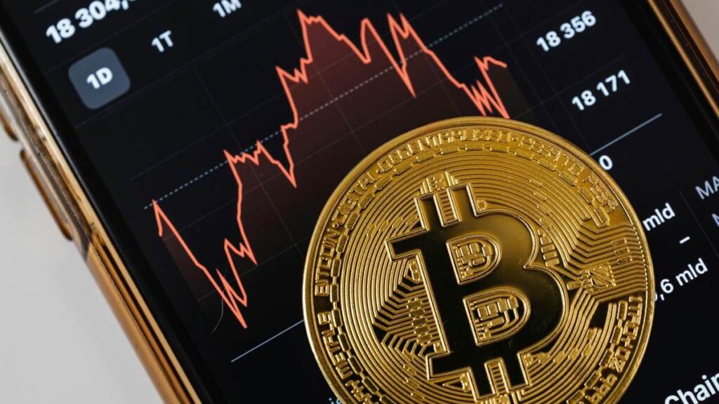 Standard Chartered Analyst Expects Temporary Bitcoin Dip Below $100K Amid Market Volatility