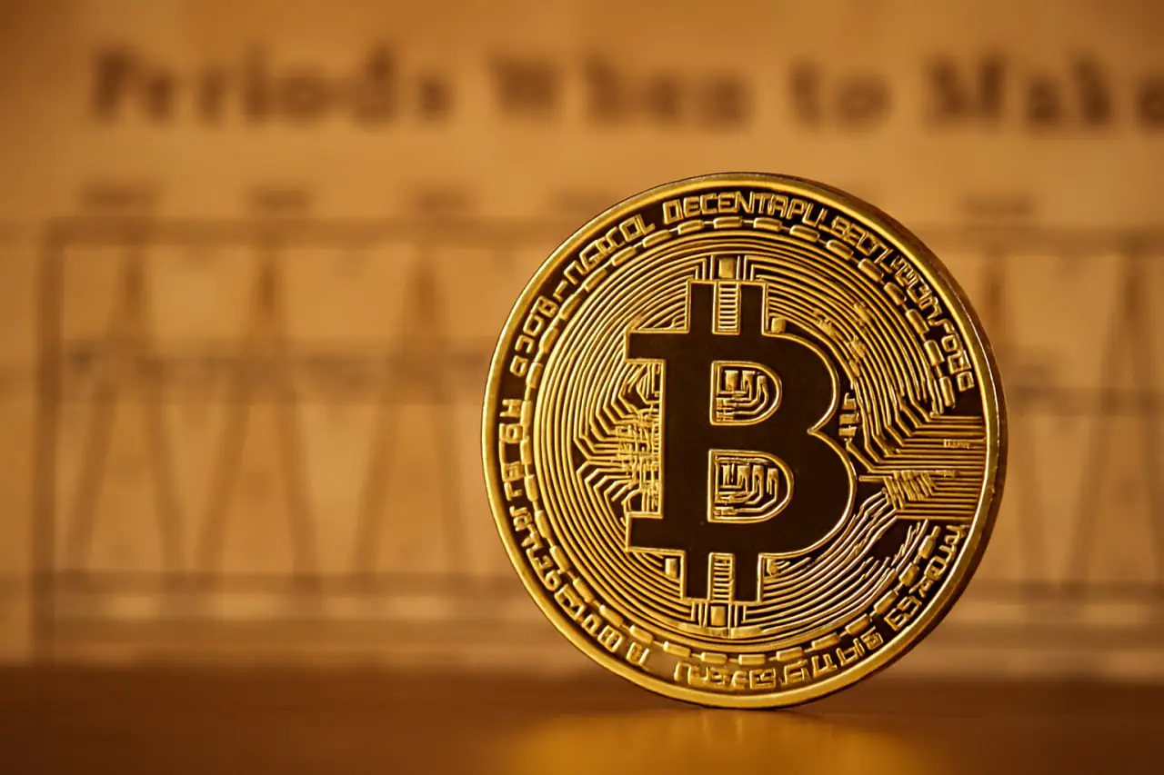 Crypto Markets Split Between Bitcoin Caution and DeFi Optimism