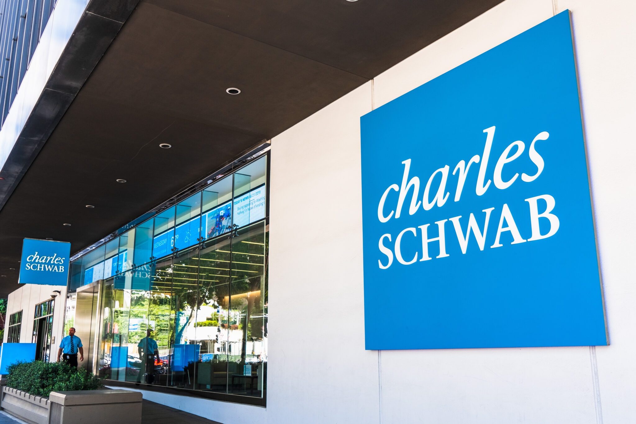 Charles Schwab Eyes $12 Trillion Institutional Base with New Crypto ETF Push