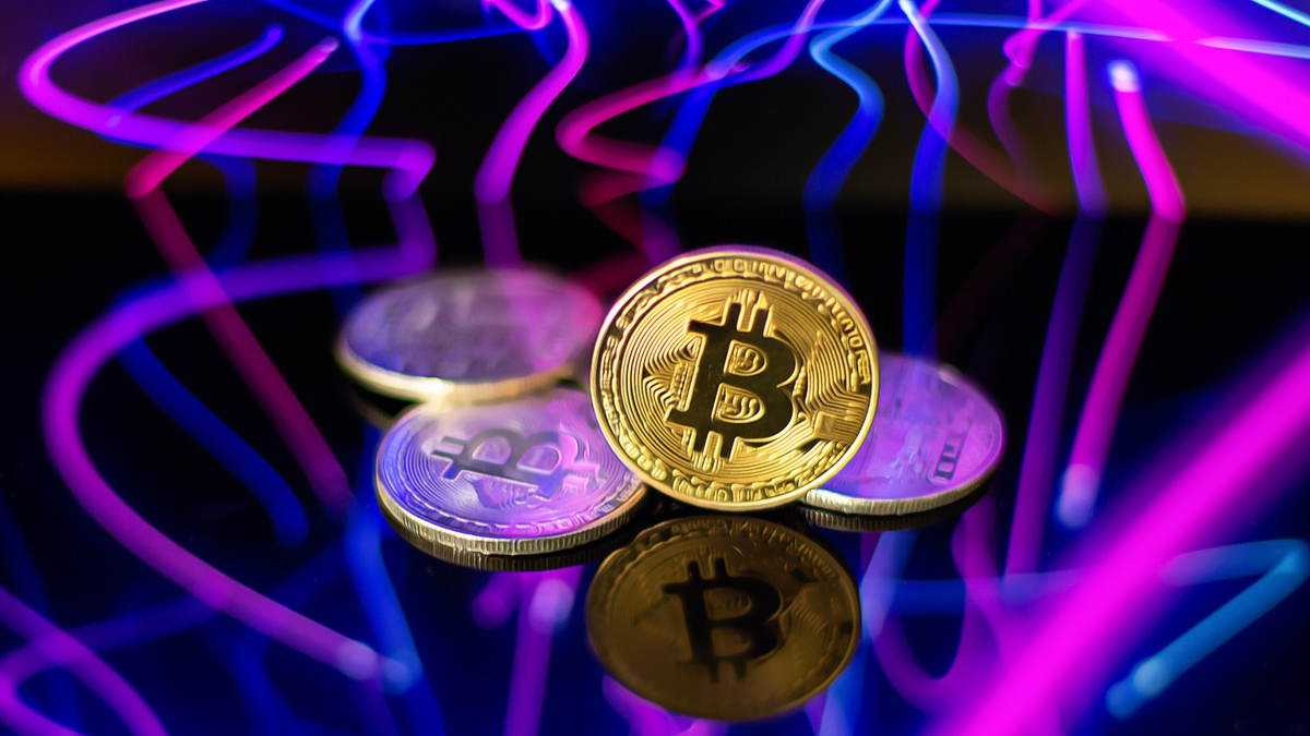Bitcoin Struggles Below Support Levels in Volatile Market
