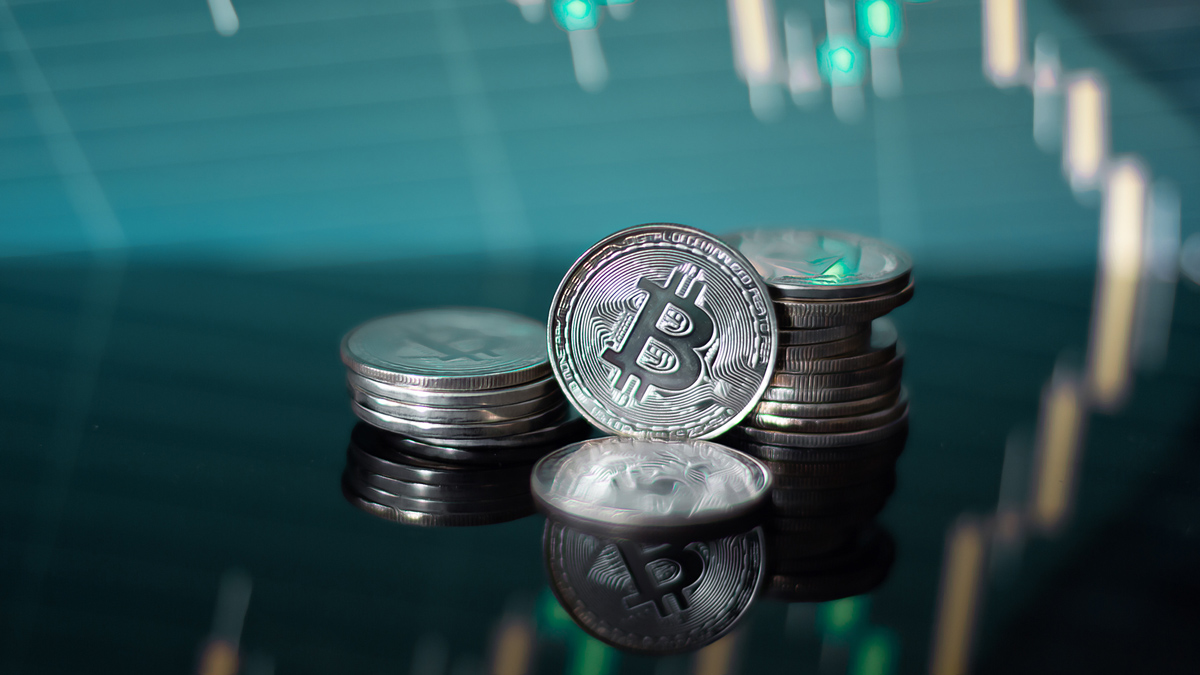 Bitcoin Challenges Investors with Surprising Patterns and Market Signals