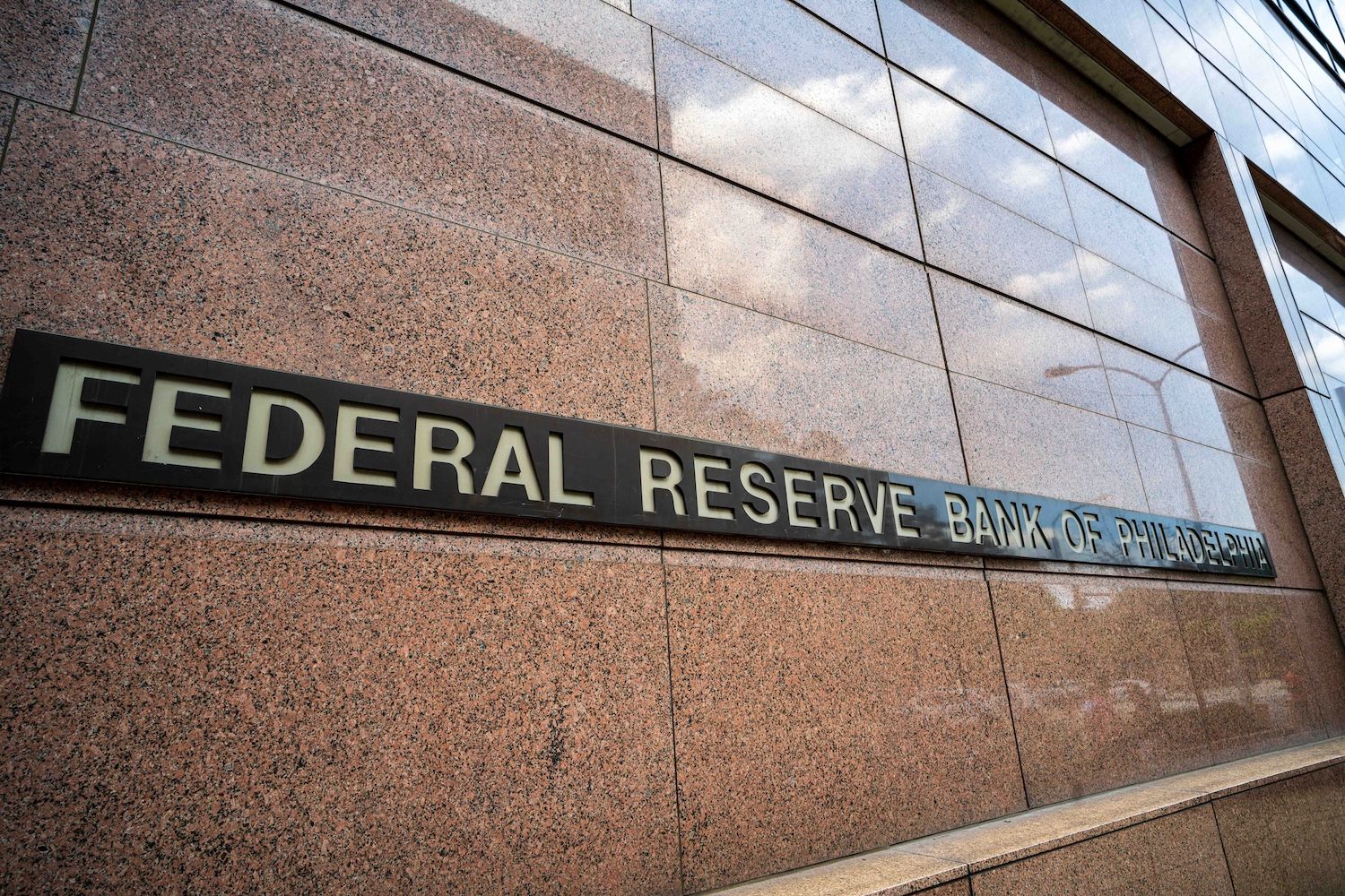 Stablecoin Adoption Could Force Lower Interest Rates, Fed Governor Says