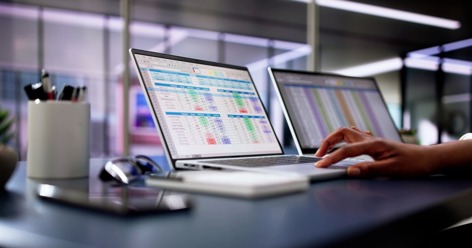 Massive ETH Withdrawals Reduce Selling Pressure While Technical Indicators Conflict