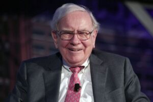 Expert Links XRP to Warren Buffett’s Cash Position