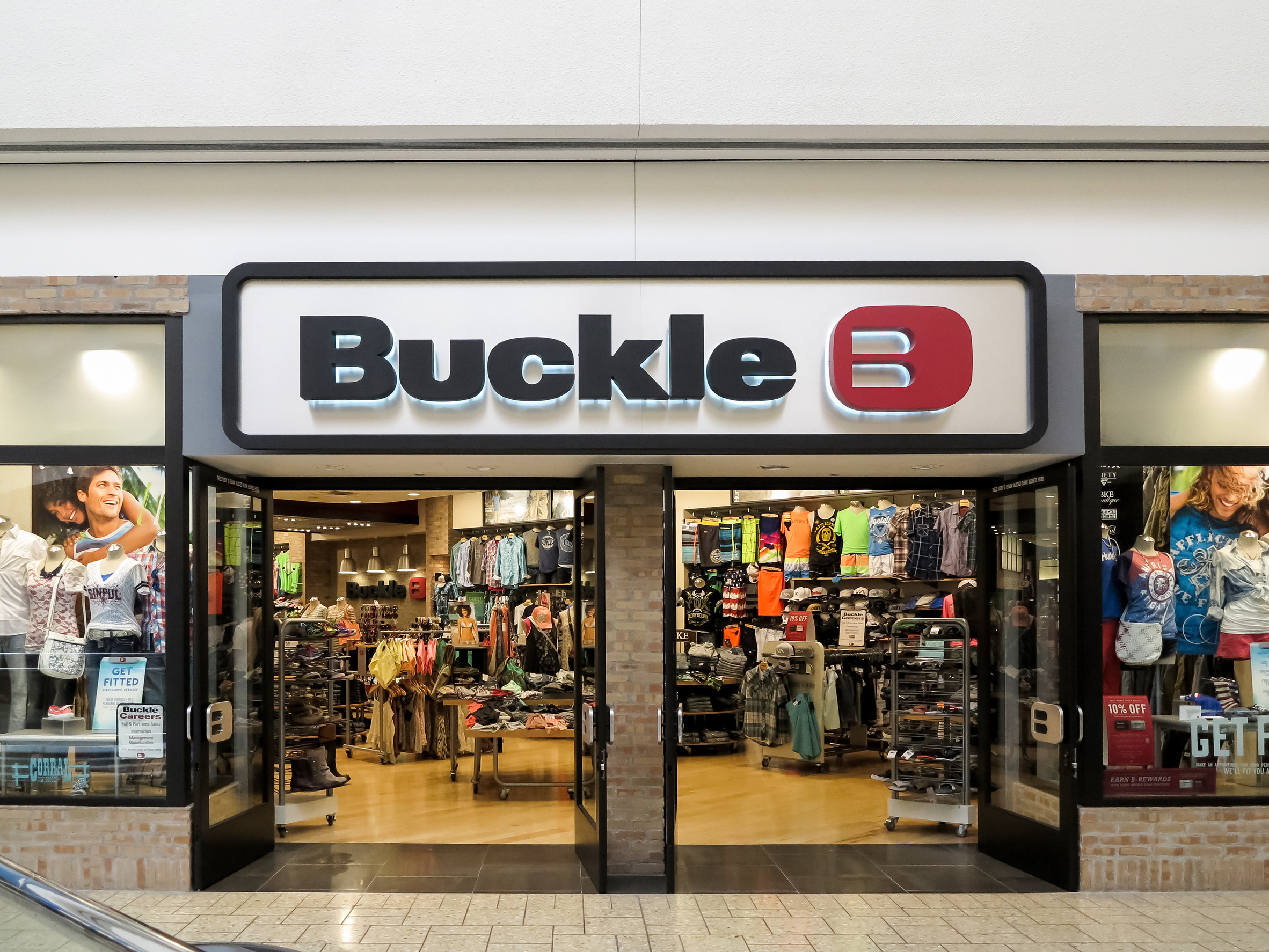 The Buckle Tops Q3 Estimates With Strong Sales and EPS Growth
